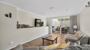 TV - White Sands Retreat, Hyams Beach (Hyams Beach)