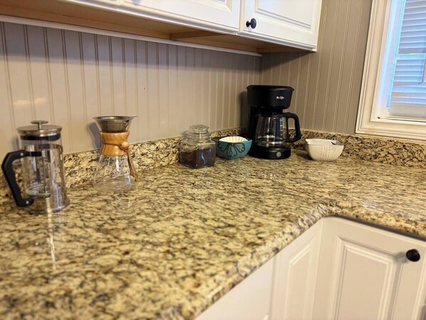 Microwave, oven, stovetop, dishwasher - Charming 3-bedroom house with AC and WiFi in Amarillo (Amarillo)