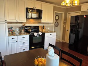 Microwave, oven, stovetop, dishwasher - Charming 3-bedroom house with AC and WiFi in Amarillo (Amarillo)