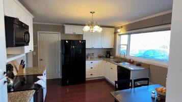 Een microgolfoven, een oven, een kookplaat, een vaatwasser