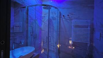 Design Double Room, 1 Bedroom, Sea View | Bathroom | Shower, hair dryer, slippers, towels