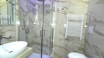 Ducha, secador de pelo, pantuflas, toallas