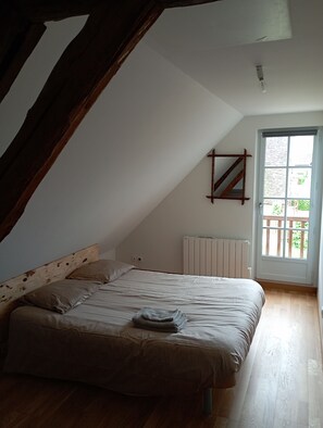 5 bedrooms, iron/ironing board, bed sheets, wheelchair access