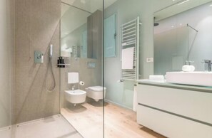 Haartrockner, Handtücher, Seife, Shampoo