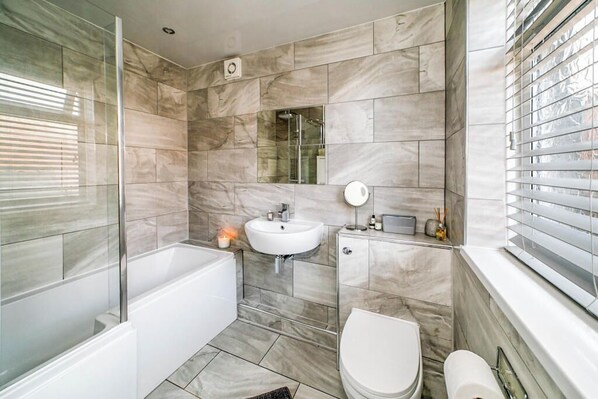 Sèche-cheveux, serviettes fournies, savon