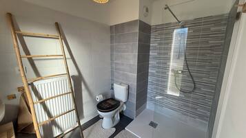 Een douche, een haardroger, handdoeken, zeep