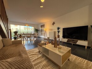 Smart TV, books, stereo
