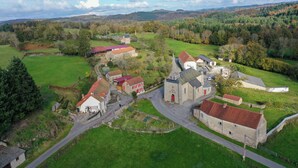 A rural village with stone buildings, a church, and a winding road. - Country cottage La Belle du Clocher - All inclusive (Saint-Pardoux-d'Arnet)