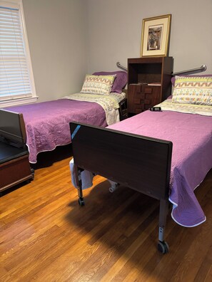 3 bedrooms, iron/ironing board, WiFi, bed sheets - The Overlook, a charming Temple Hills get away. (Temple Hills)