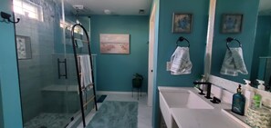 Dusche, Haartrockner, Handtücher, Seife