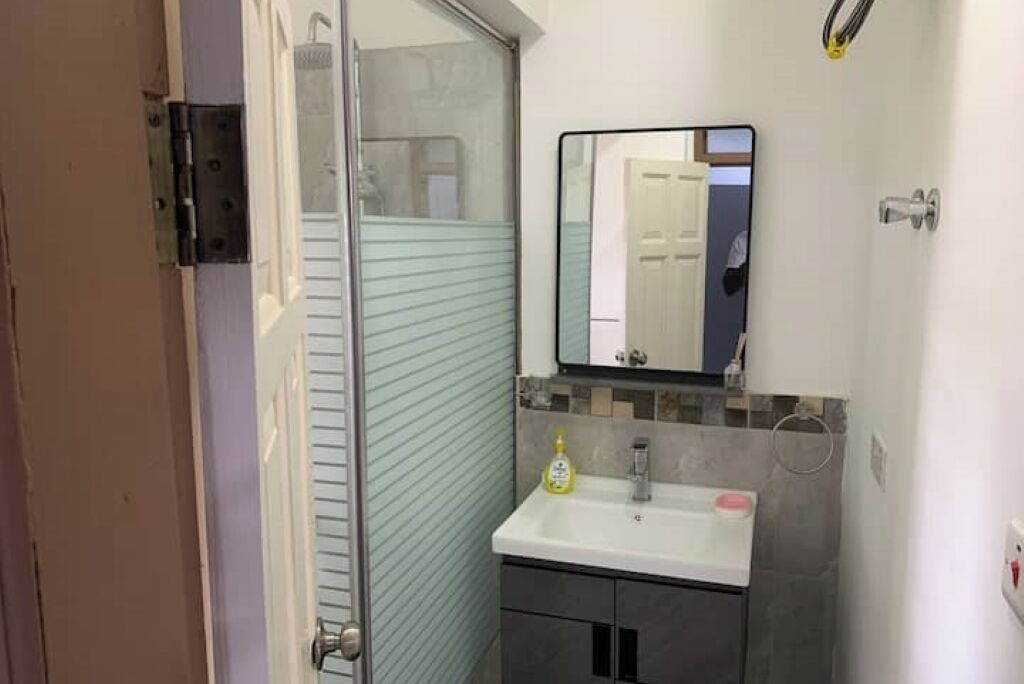 淋浴设施、毛巾、肥皂、卫生纸