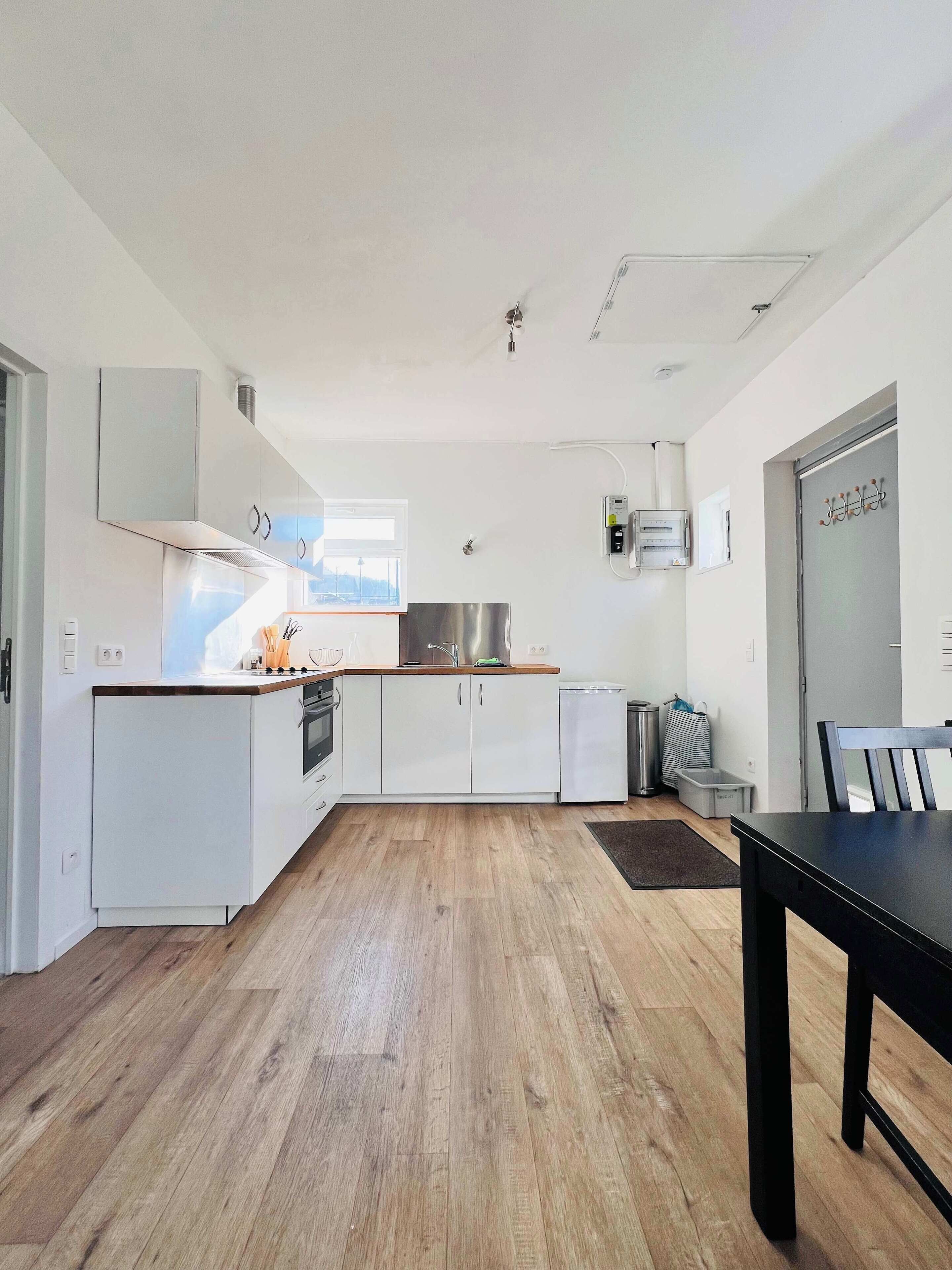 Een koelkast, een microgolfoven, een oven