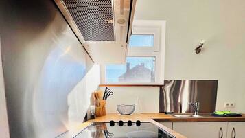 Een koelkast, een microgolfoven, een oven