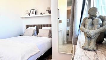 1 slaapkamer, een strijkplank/strijkijzer, wifi, beddengoed