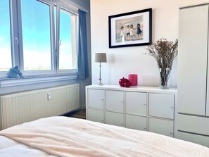 1 dormitorio, tabla de planchar con plancha, wifi y ropa de cama