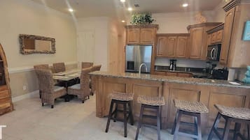 Appartamento, letti multipli, cucina (Island Time #4) | Ristoranti