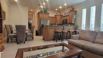 Huoneisto, useita sänkyjä, keittiö (Island Time #4) | Oleskelualue | 42–tuumainen taulutelevisio, jossa digitaalikanavat