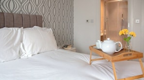 Room - 2 Bed Flat with parking (London)