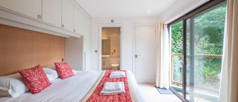 2 عدّة غرف نوم ومكتب ومكواة/لوح كي وسرير سفر