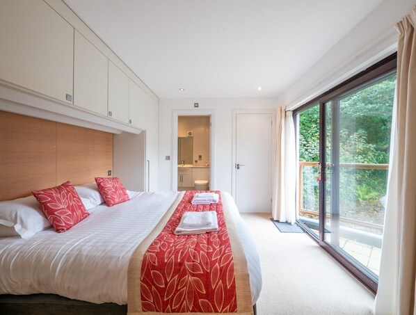 2 soverom, skrivebord, strykejern/-brett og reiseseng for barn