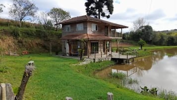 家庭小木屋, 3 間臥室, 部分湖景 | 3 間睡房、免費 Wi-Fi