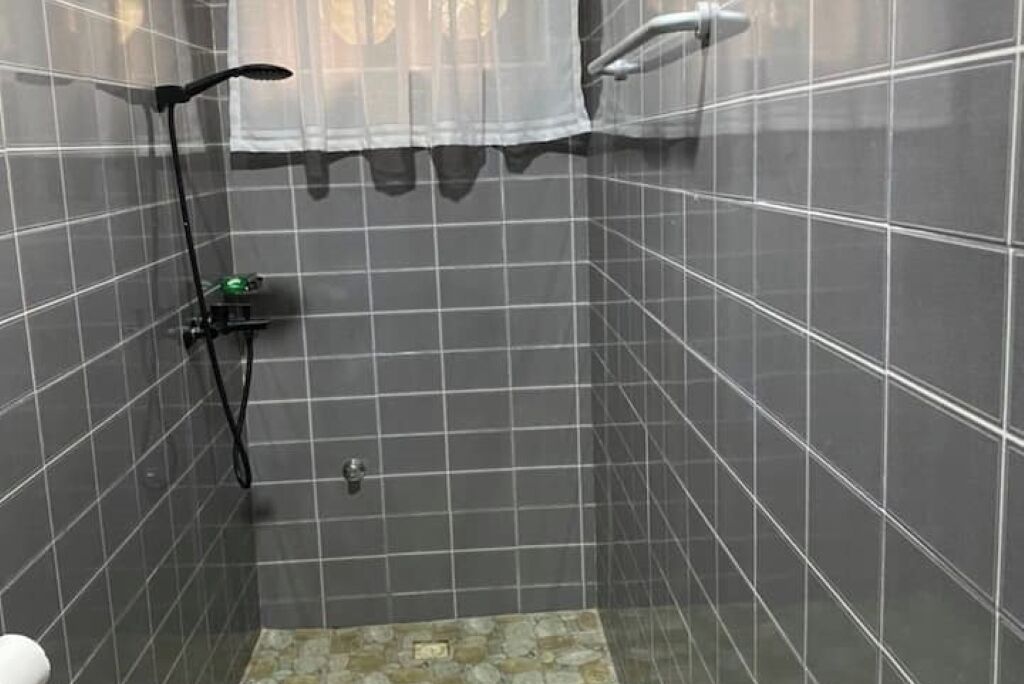 Regadera, toallas, jabón, papel de baño 