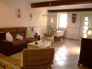 TV - "In the heart of the village of Graveson, this house is ideally located, with everything within walking distance! (Graveson)