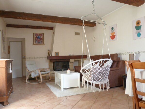 TV - "In the heart of the village of Graveson, this house is ideally located, with everything within walking distance! (Graveson)