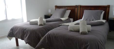 2 Schlafzimmer, Bügeleisen/Bügelbrett, Bettwäsche