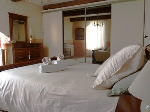 2 bedrooms, iron/ironing board, bed sheets - "In the heart of the village of Graveson, this house is ideally located, with everything within walking distance! (Graveson)