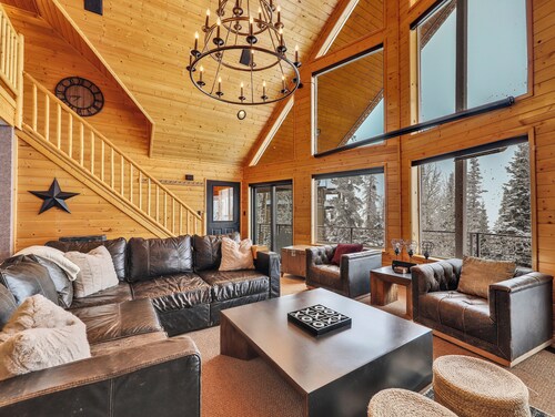 Cabin Bones: Luxury Mountain Getaway with Stunning Views and Amenities