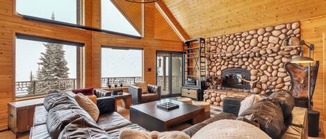 Smart TV, chimenea, futbolito y estéreo