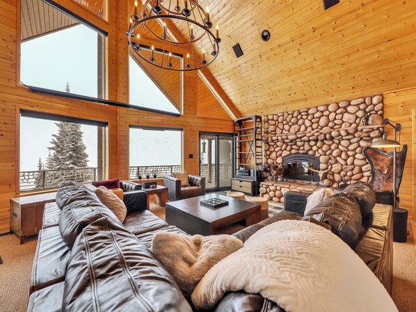 Téléviseur connecté, foyer, table de baby-foot, chaîne audio