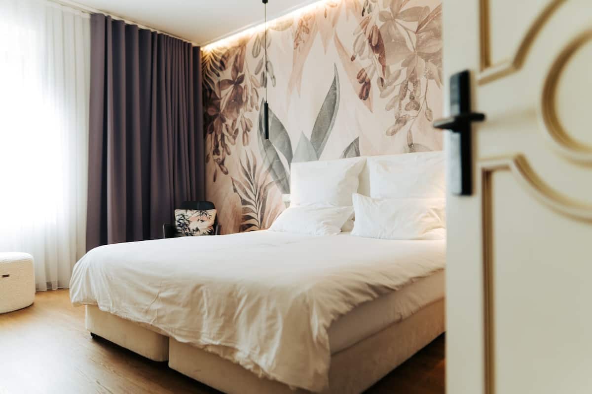 Een minibar, individueel gedecoreerd, individueel gemeubileerd