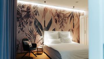 Deluxe Double Room | Minibar, individually decorated, individually furnished, desk