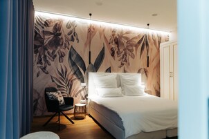 Minibar, decoración personalizada, muebles diferentes y escritorio 