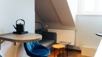 Familien-Studiosuite | Minibar, individuell dekoriert, individuell eingerichtet, Schreibtisch