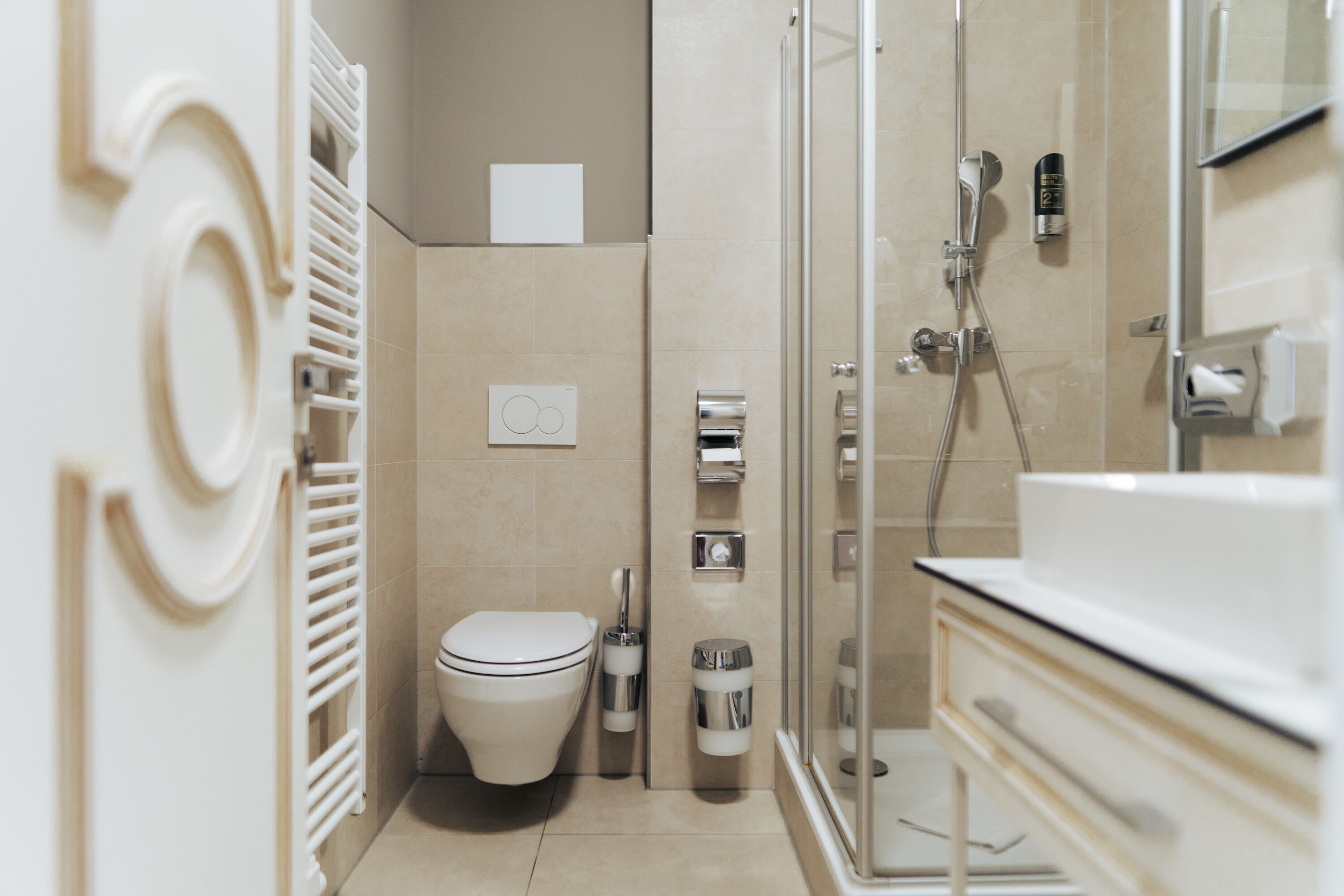 Un baño moderno con inodoro, bidé y ducha.