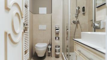 Un baño moderno con inodoro, bidé y ducha.