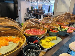 Se ofrece un desayuno continental entre semana (14 EUR por persona)