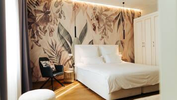 Deluxe Double Room | Minibar, individually decorated, individually furnished, desk