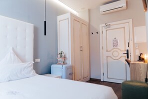 Habitación Deluxe doble | Minibar, decoración individual, mobiliario individual y escritorio