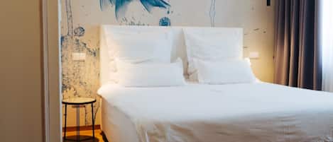 Deluxe Double Room | Minibar, individually decorated, individually furnished, desk