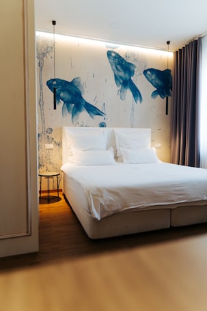 Minibar, decoración personalizada, muebles diferentes y escritorio