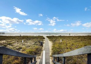 På stranden, solsenger og strandhåndklær