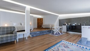 Un apartamento moderno con sala de estar, comedor y cocina.