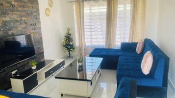 Smart-tv, een open haard, een stereo en een computerscherm