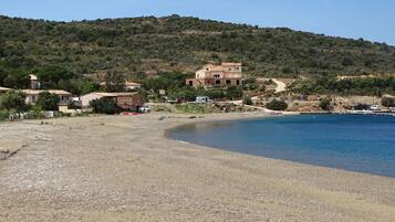 Una spiaggia nelle vicinanze