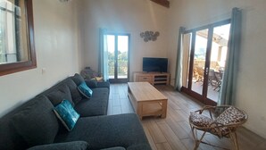 A living room with a sofa, TV, and a dining area with chairs and a table. - SEASIDE VILLA PADULINA WITH SWIMMING POOL (Galéria)