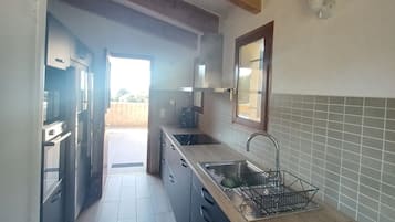 Køleskab, mikrobølgeovn, ovn, kogeplade